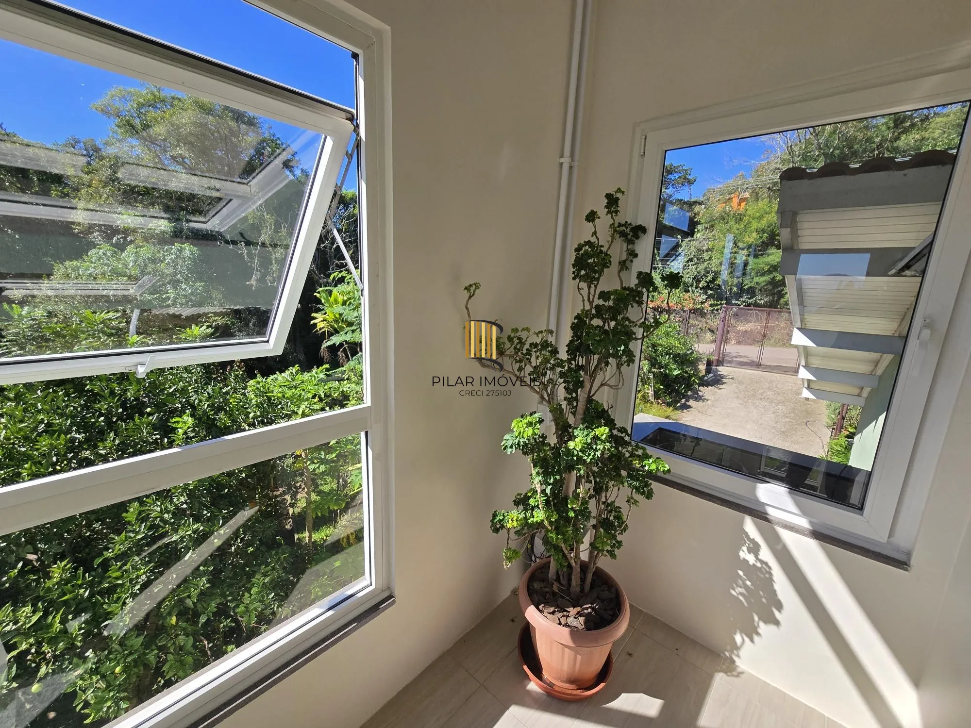 Casa 3 dormitórios, 1 suíte, 4 vagas 210 m² privativos no Belém Novo.