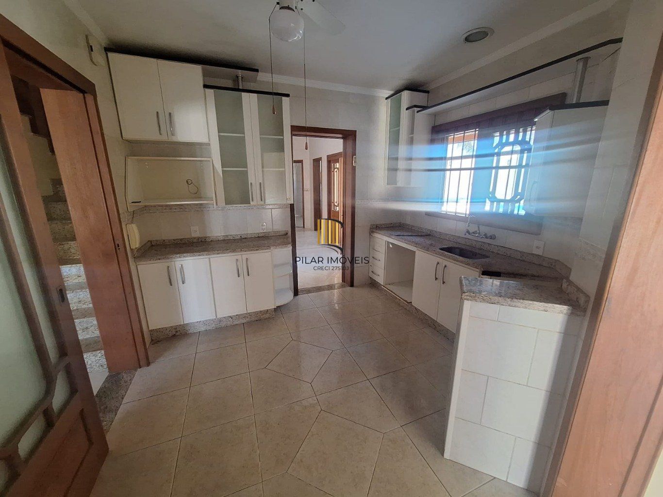 Casa 5 dormitórios, 1 suíte,  piscina e 2 vaga de garagem em Canoas.