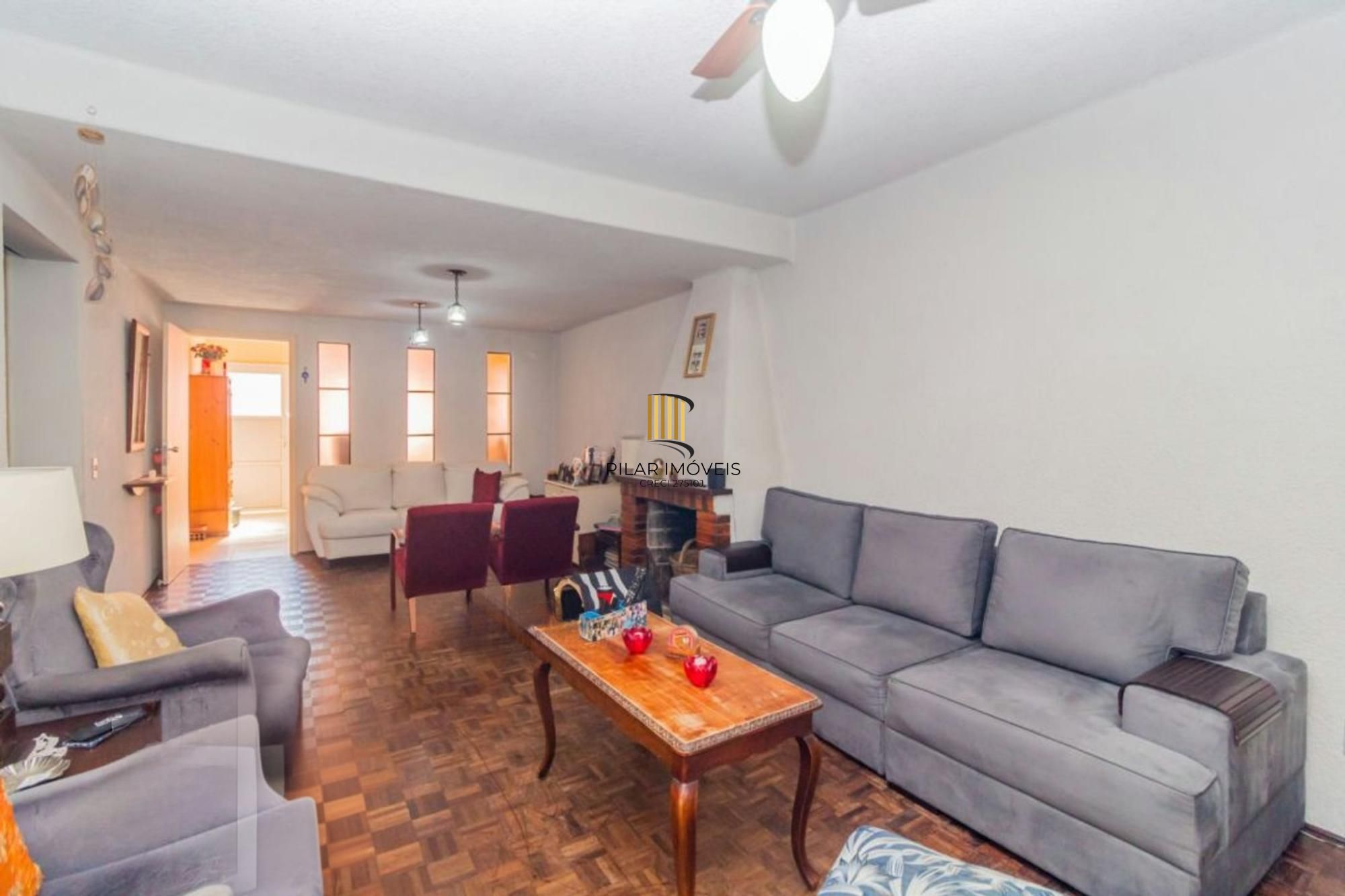 Casa com 255 metros privativos e pátio com piscina no Bairro Higienópolis