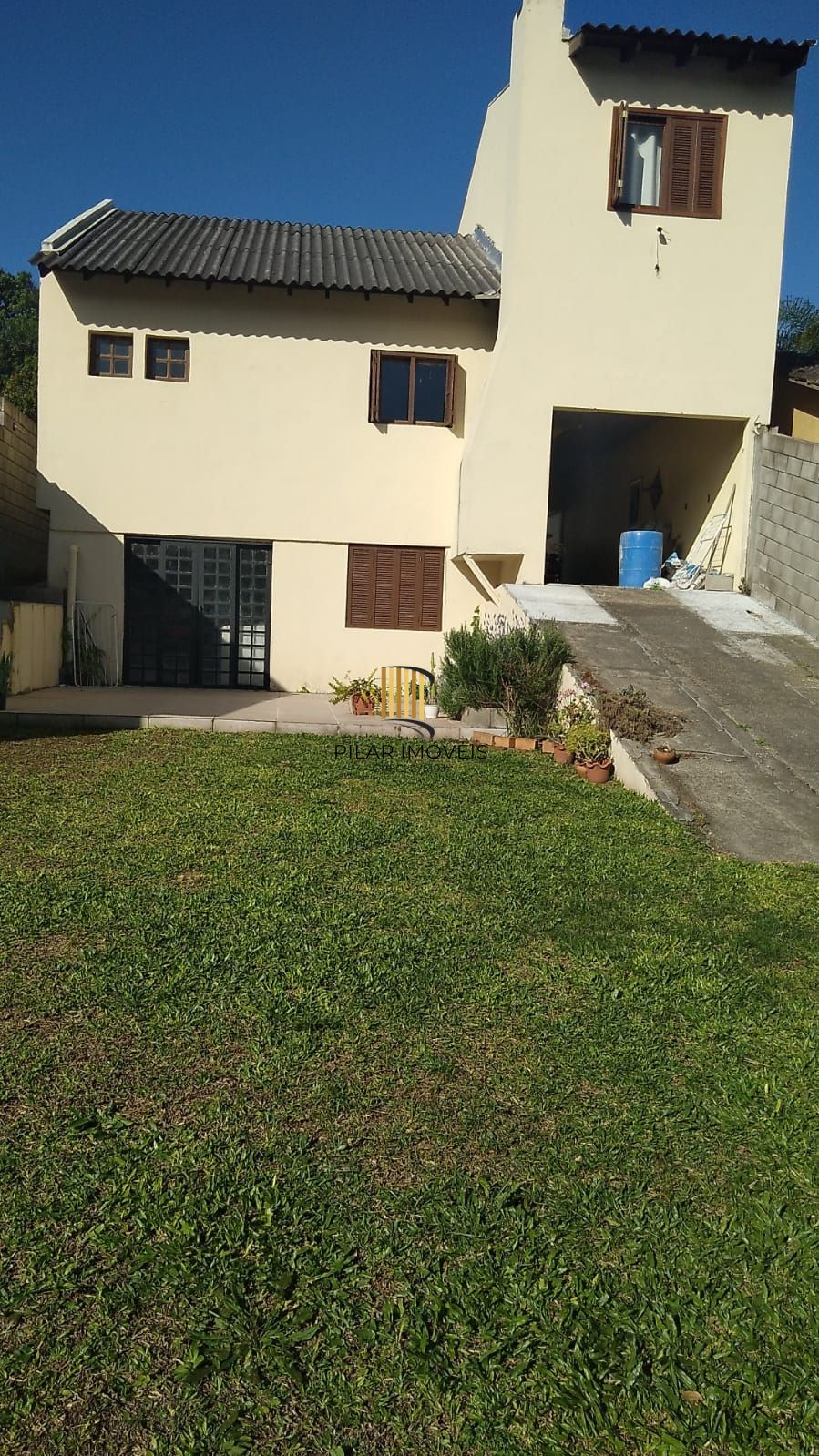 Casa de 2 quartos, churrasqueira, pátio, 2 vagas no bairro Lomba do Pinheiro