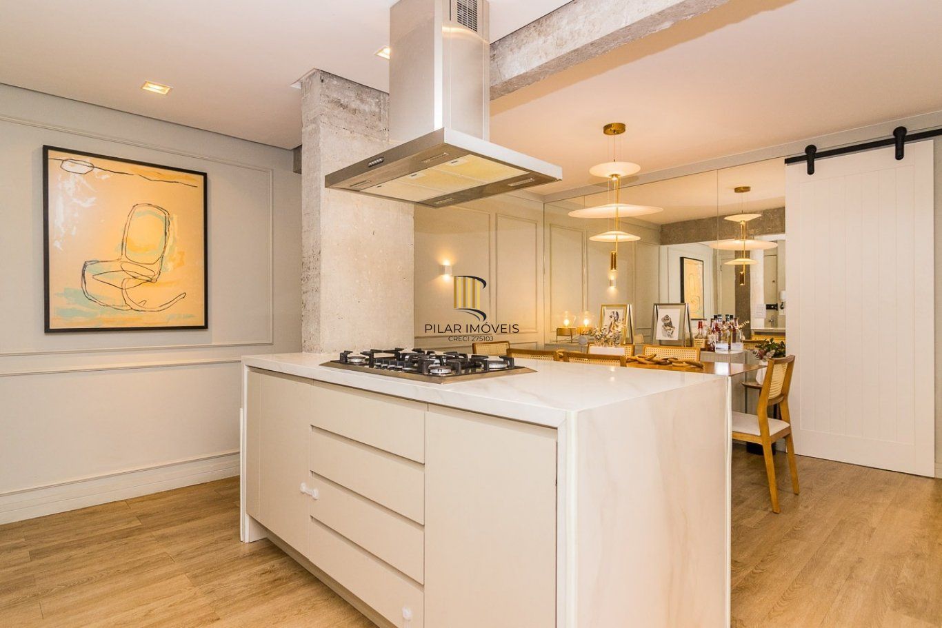 Apartamento com 2 quartos (1 suíte) e 2 vagas de garagem no Bairro Mont Serrat.
