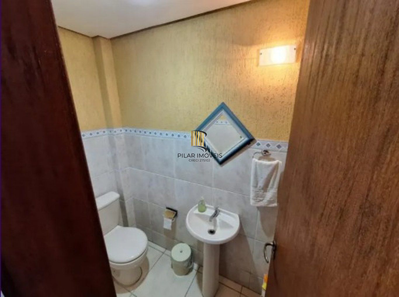 Casa semi mobiliada de 3 quartos, suíte, pátio, 2 vagas no bairro Serraria