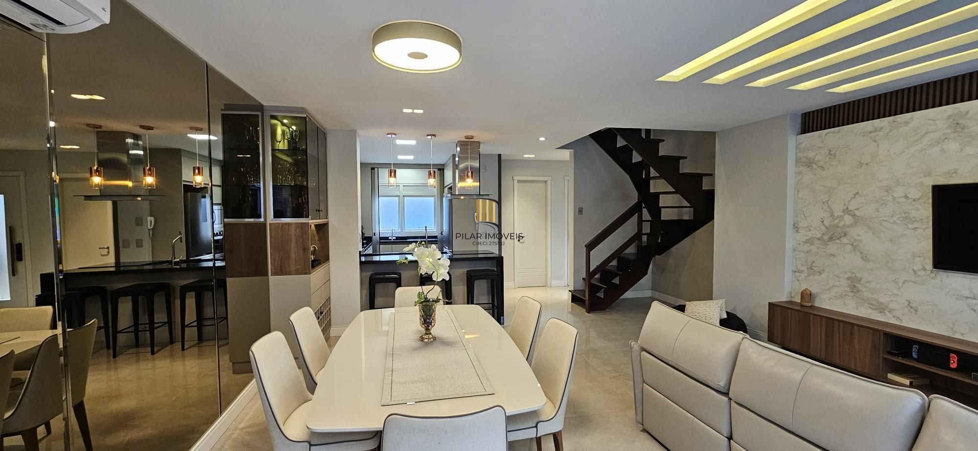 Casa em Condomínio com 3 quartos, 3 suítes, 2 vagas e 195m² no Jardim Carvalho.