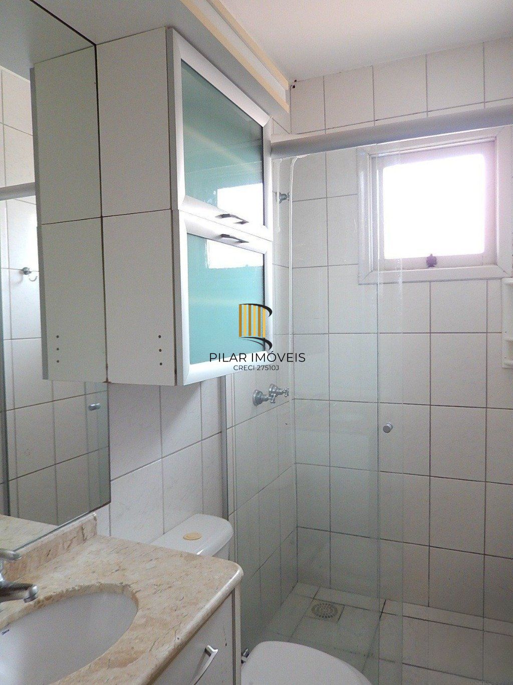 Casa em condomínio com 2 dormitórios, escada e 1 vaga de garagem.