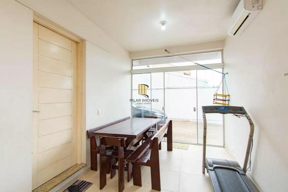 Casa de 3 dormitórios e 2 vagas de garagem em Canoas.