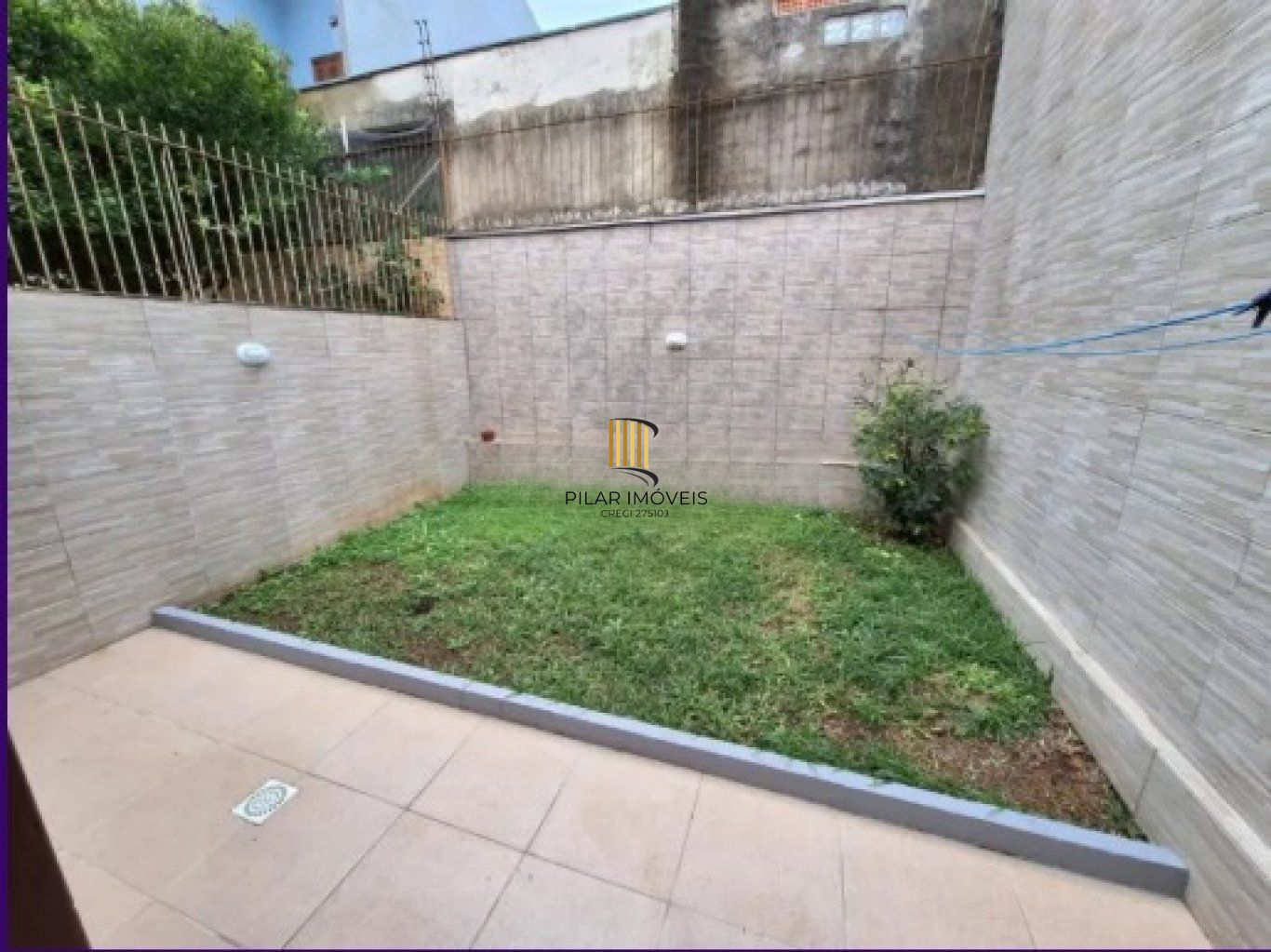 Casa semi mobiliada de 3 quartos, suíte, pátio, 2 vagas no bairro Serraria