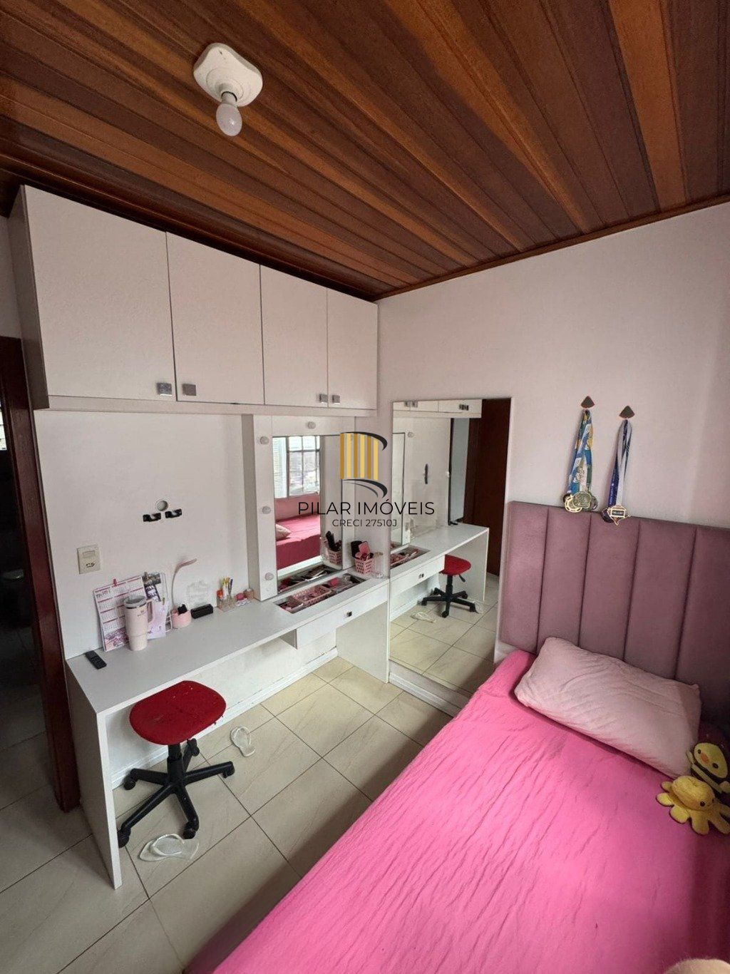 Casa de 4 dormitórios e 2 vagas de garagem no Bairro Monte Carlos Cachoeirinha.