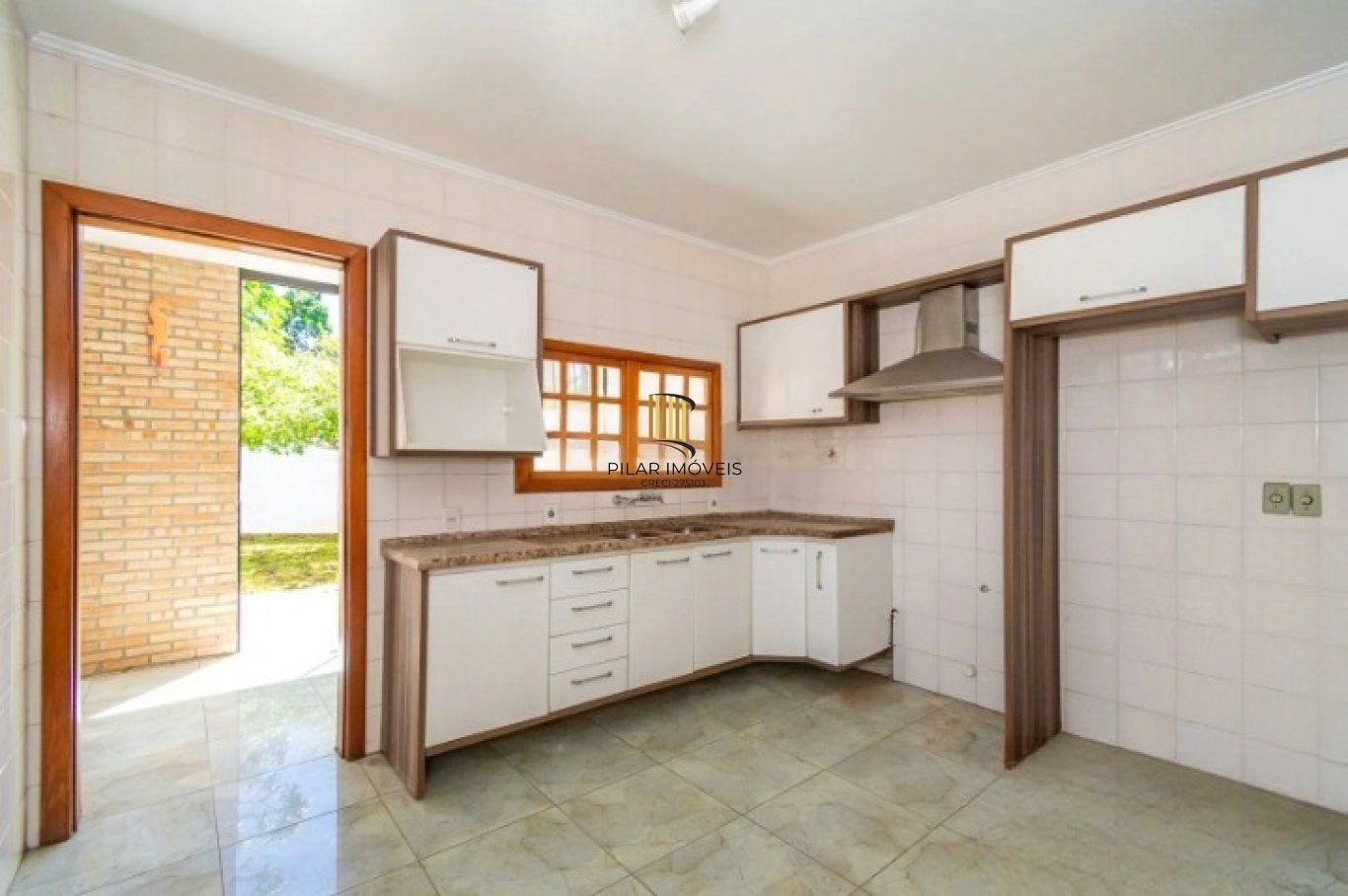 Casa com 3 quartos, 1 suíte, 2 vagas, e 234m² à venda no bairro Tristeza