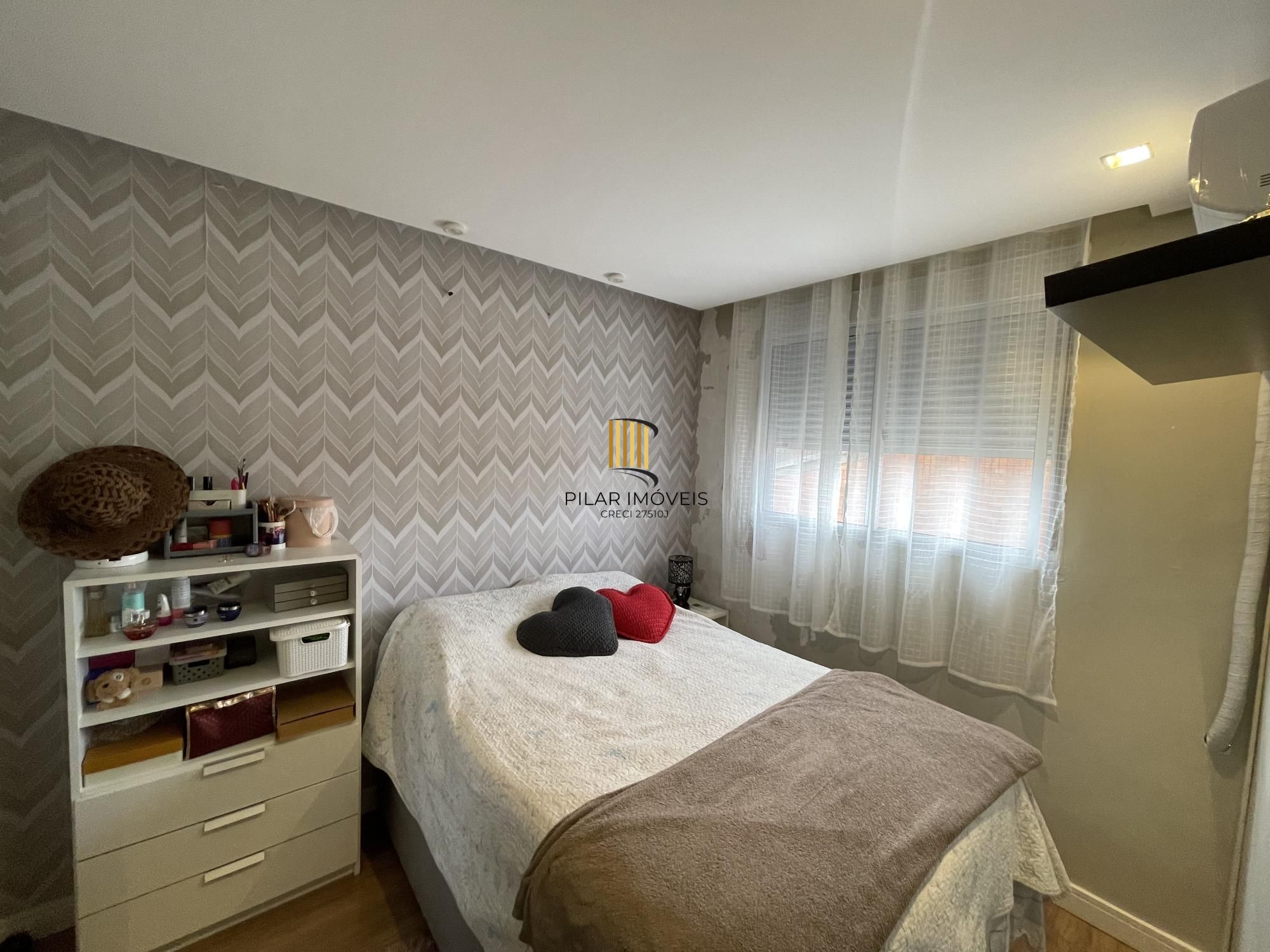 Apartamento mobiliado com 2 dormitórios e 1 vaga de garagem na Rua Sadi Castro.