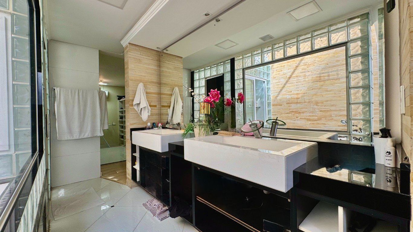 Casa com 4 Quartos e 4 banheiros, 600 m² por R$ 3.790.000 no Jardim Lindóia.