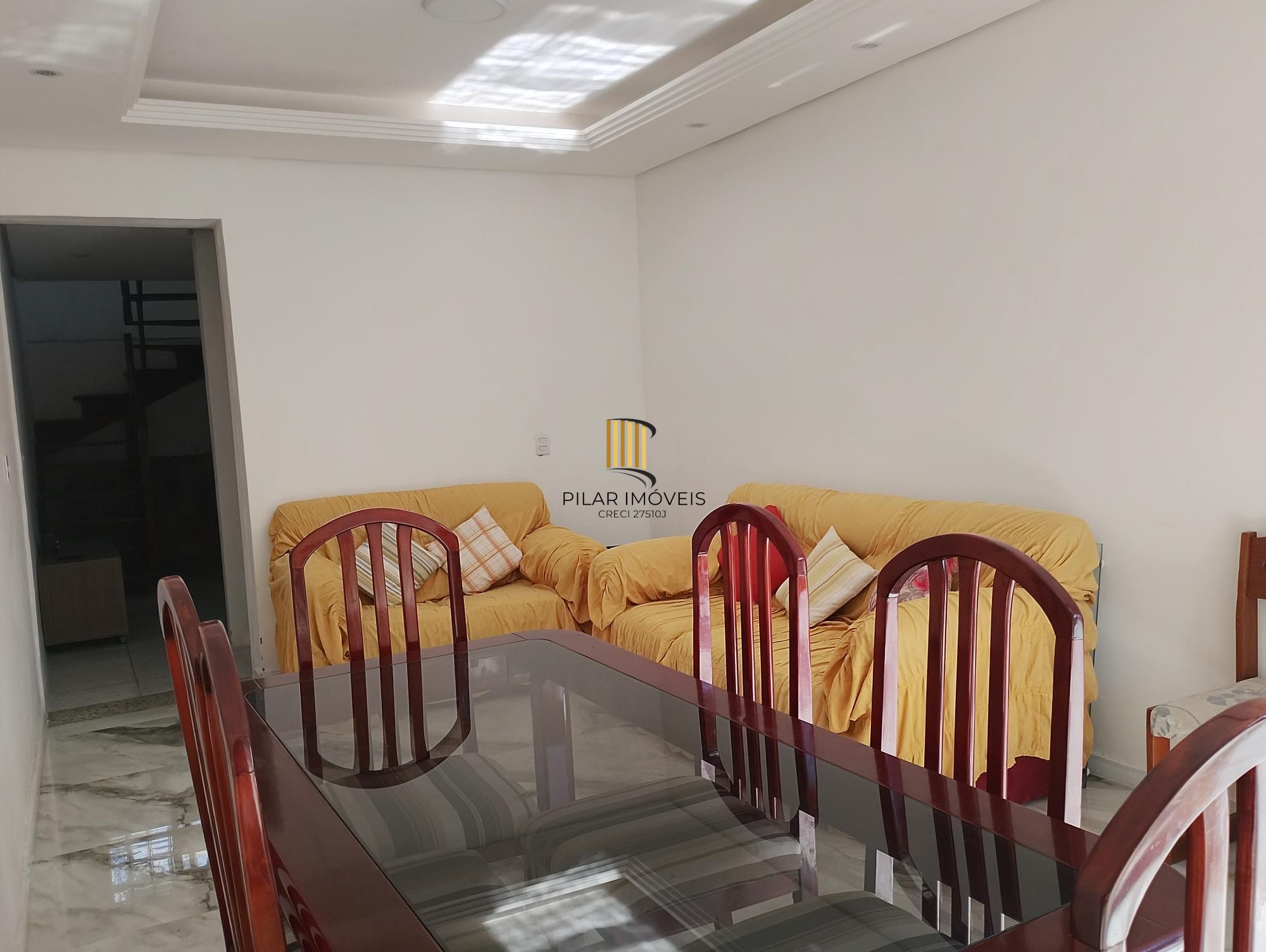 Casa com 3 quartos, 4 vagas de garagem e com pátio no bairro Parque Santa Fé