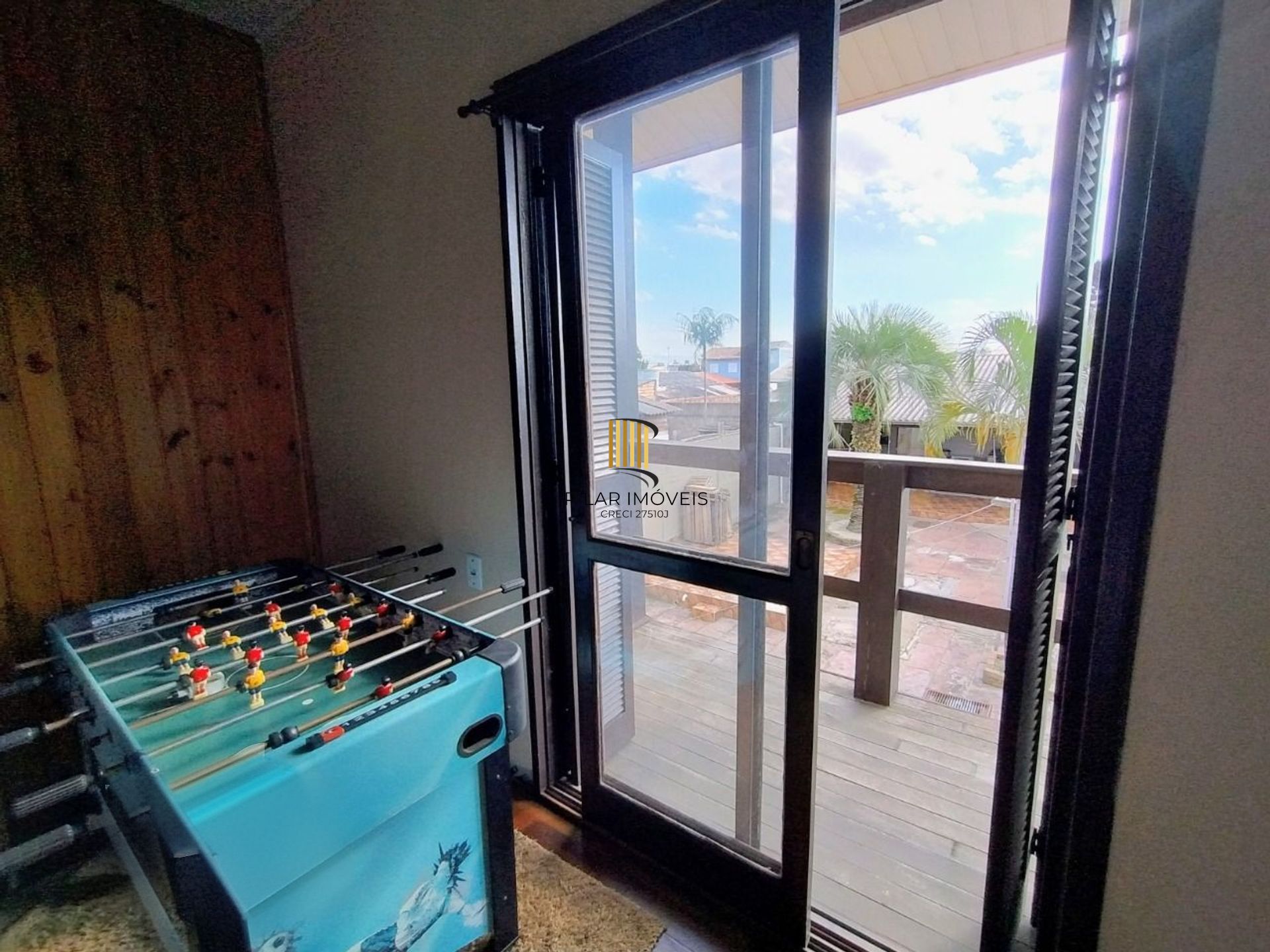 Casa de 4 dormitórios e 4 vagas de garagem em Canoas.