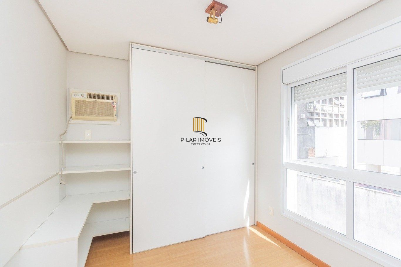 Apartamento com 1 dormitório e 1 vaga de garagem no Bairro petrópolis