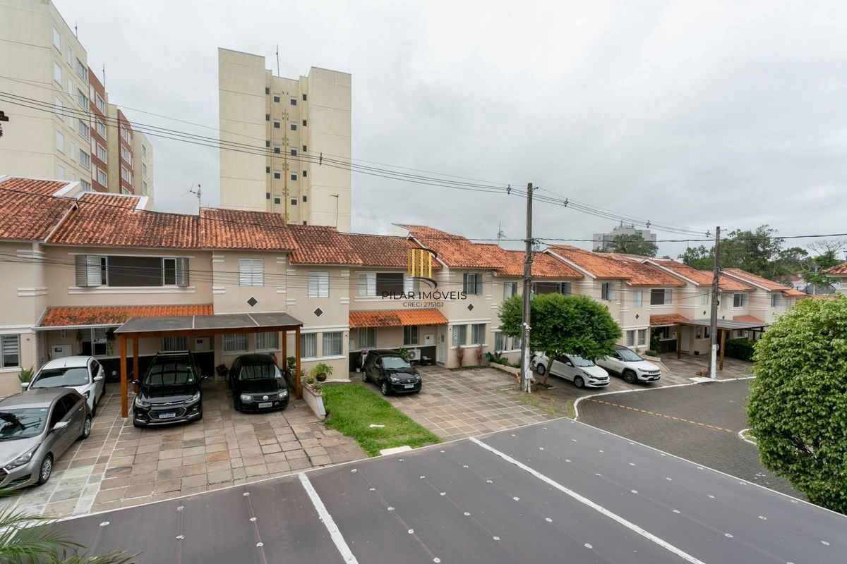 Casa 2 dormitórios 2 vagas cobertas em condomínio com Piscina Porto Alegre