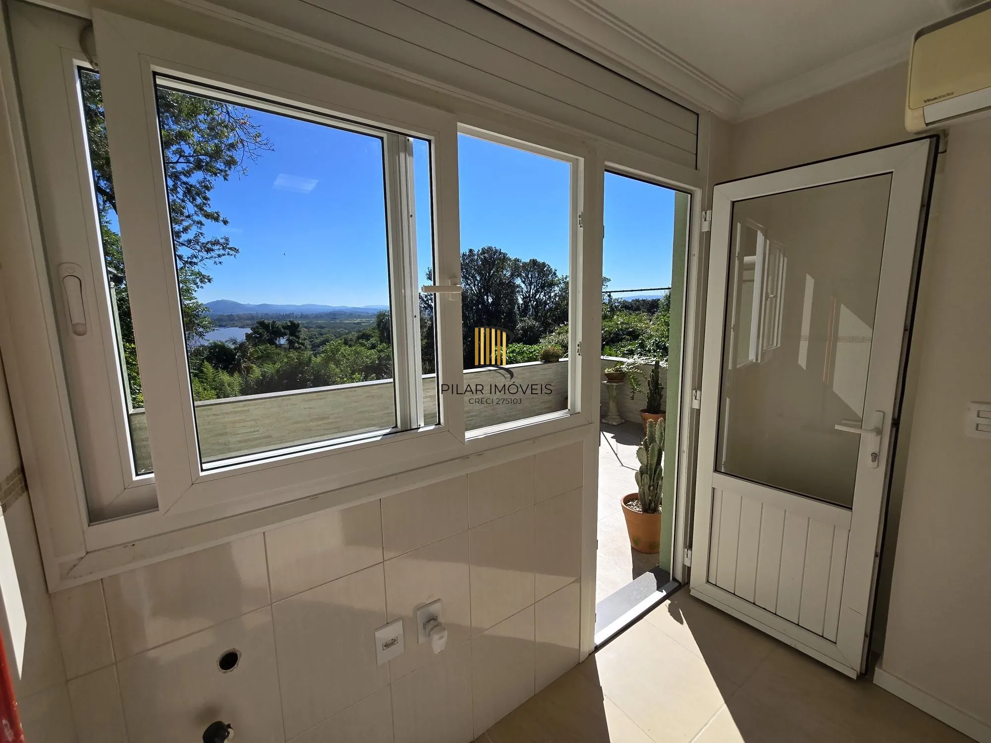 Casa 3 dormitórios, 1 suíte, 4 vagas 210 m² privativos no Belém Novo.