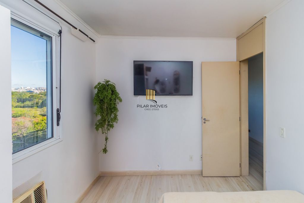Apartamento com 2 dormitórios e 1 vaga de garagem no Bairro Humaitá