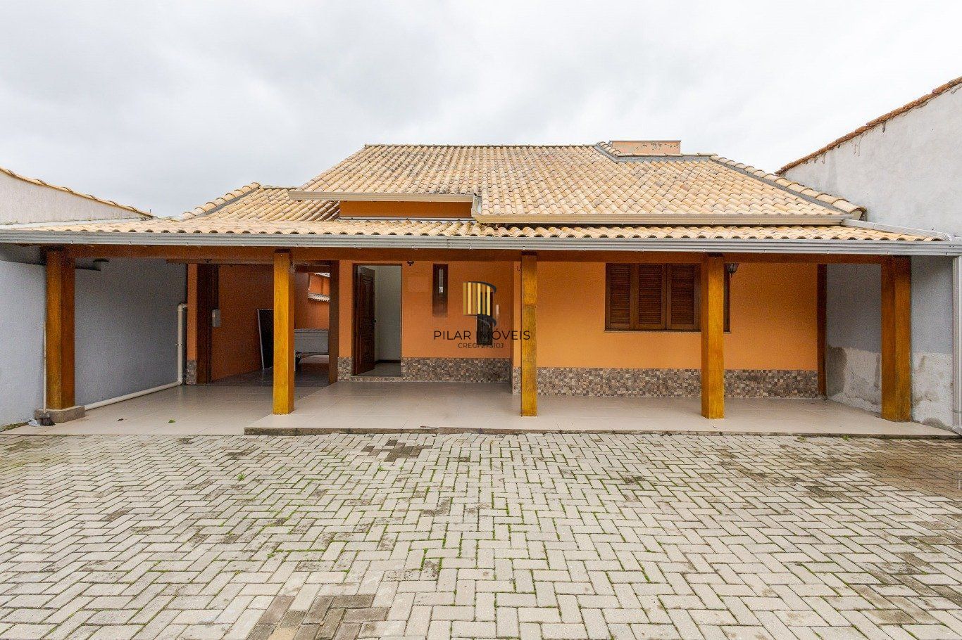 Casa com 4 dormitorios, 2 vagas de garagem em Canoas