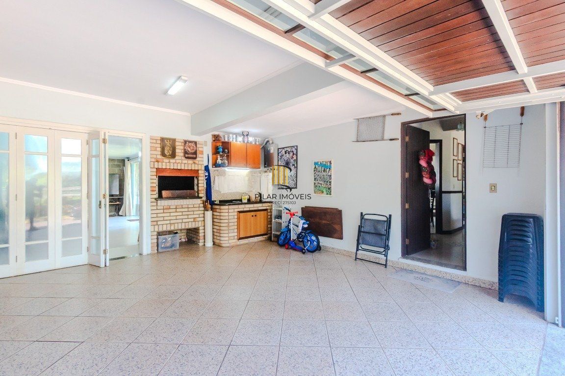 Casa de 4 dormitórios, sendo 1 suíte e 4 vagas de garagem em Canoas.