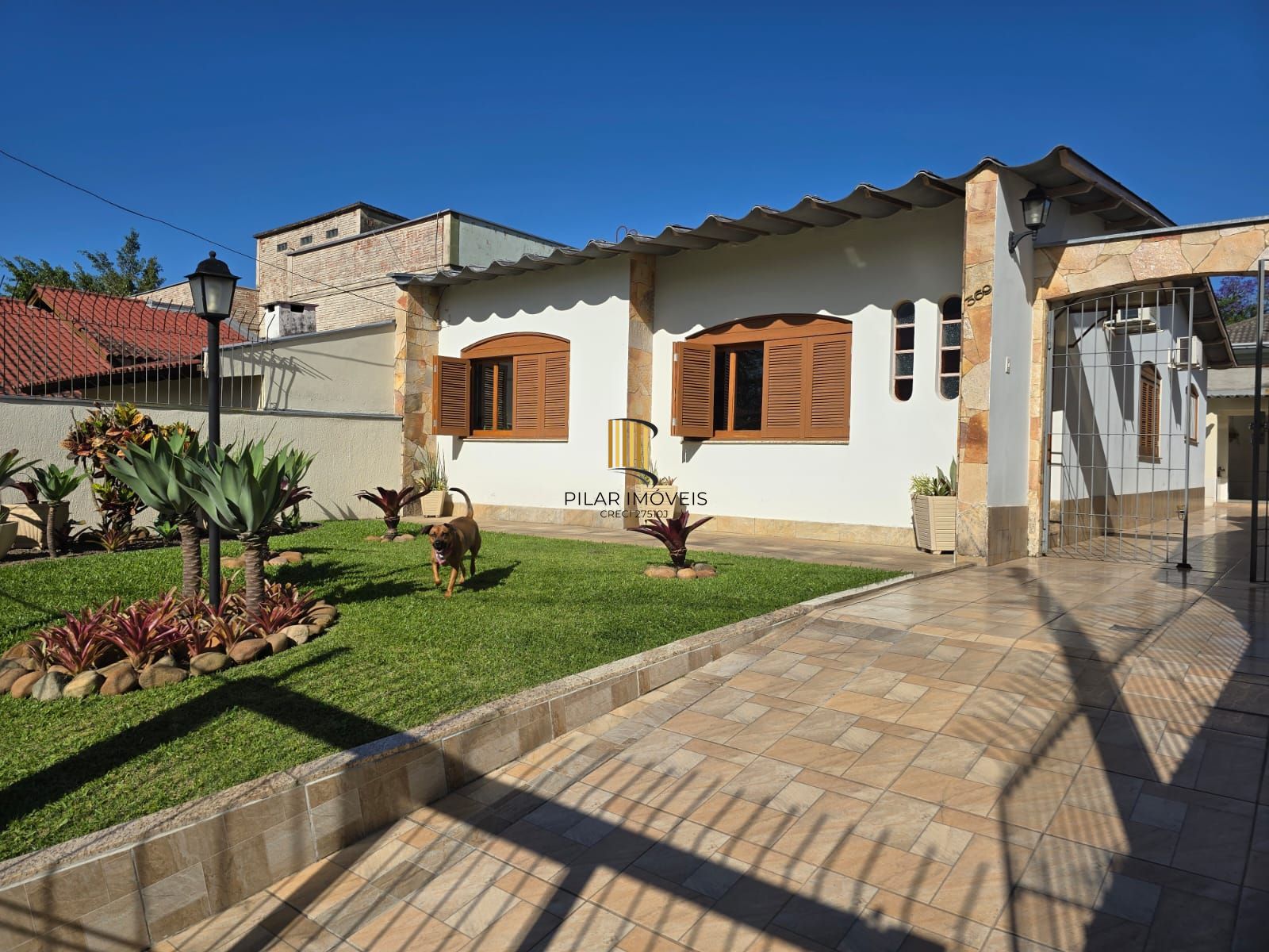 Casa térrea,3 dormitórios e 4 vagas cobertos no Sarandi. - Pilar Imóveis