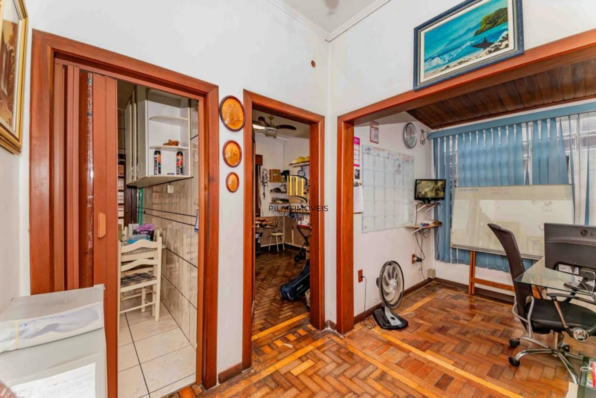 Casa de 3 quartos, churrasqueira, terraço, 2 vagas no bairro Glória.