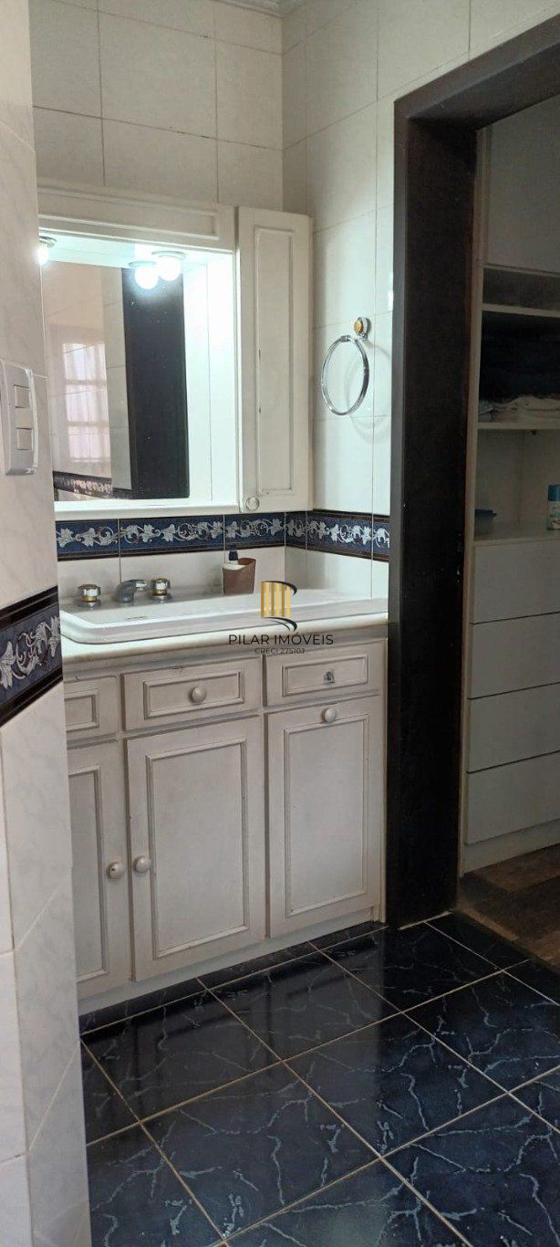 Casa com 3 quartos, 3 banheiros, churrasqueira no bairro Jardim São Pedro.