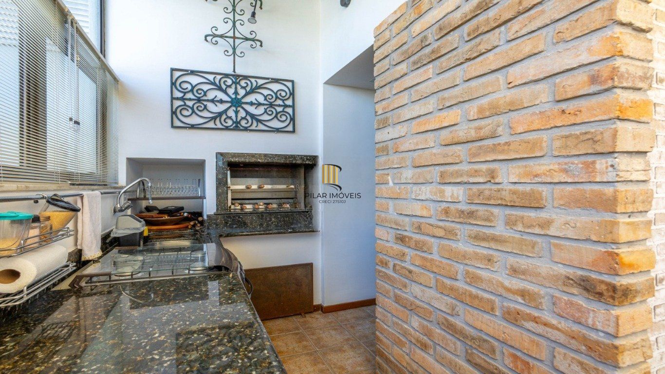 Cobertura com 3 Quartos, 1 suíte, 2 vagas e 211m²  no Petrópolis.