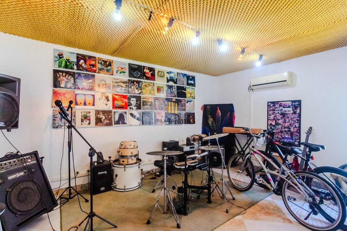 Casa de 4 dormitórios, sendo 1 suíte e 4 vagas de garagem em Canoas.