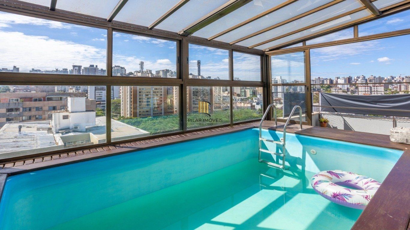Cobertura com 3 Quartos, 1 suíte, 2 vagas e 211m²  no Petrópolis.