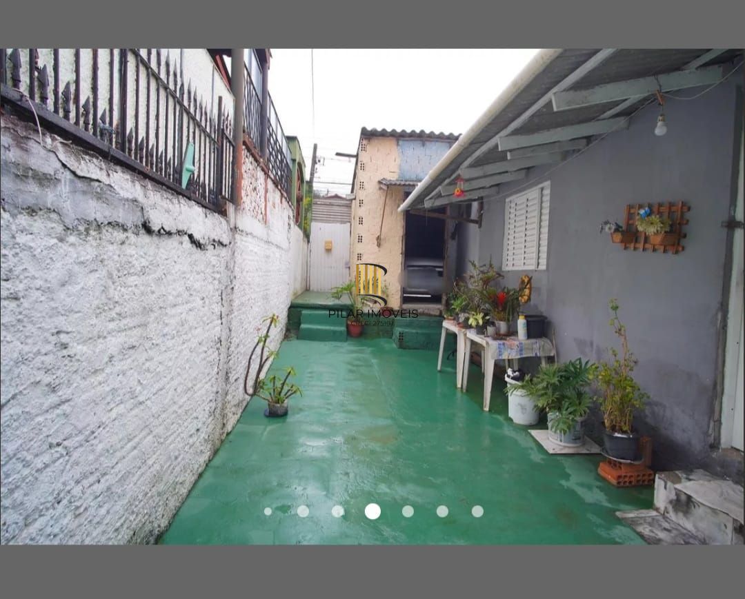 Casa com Pátio, 2 Quartos, vaga de garagem no Bairro Passos Das Pedras.