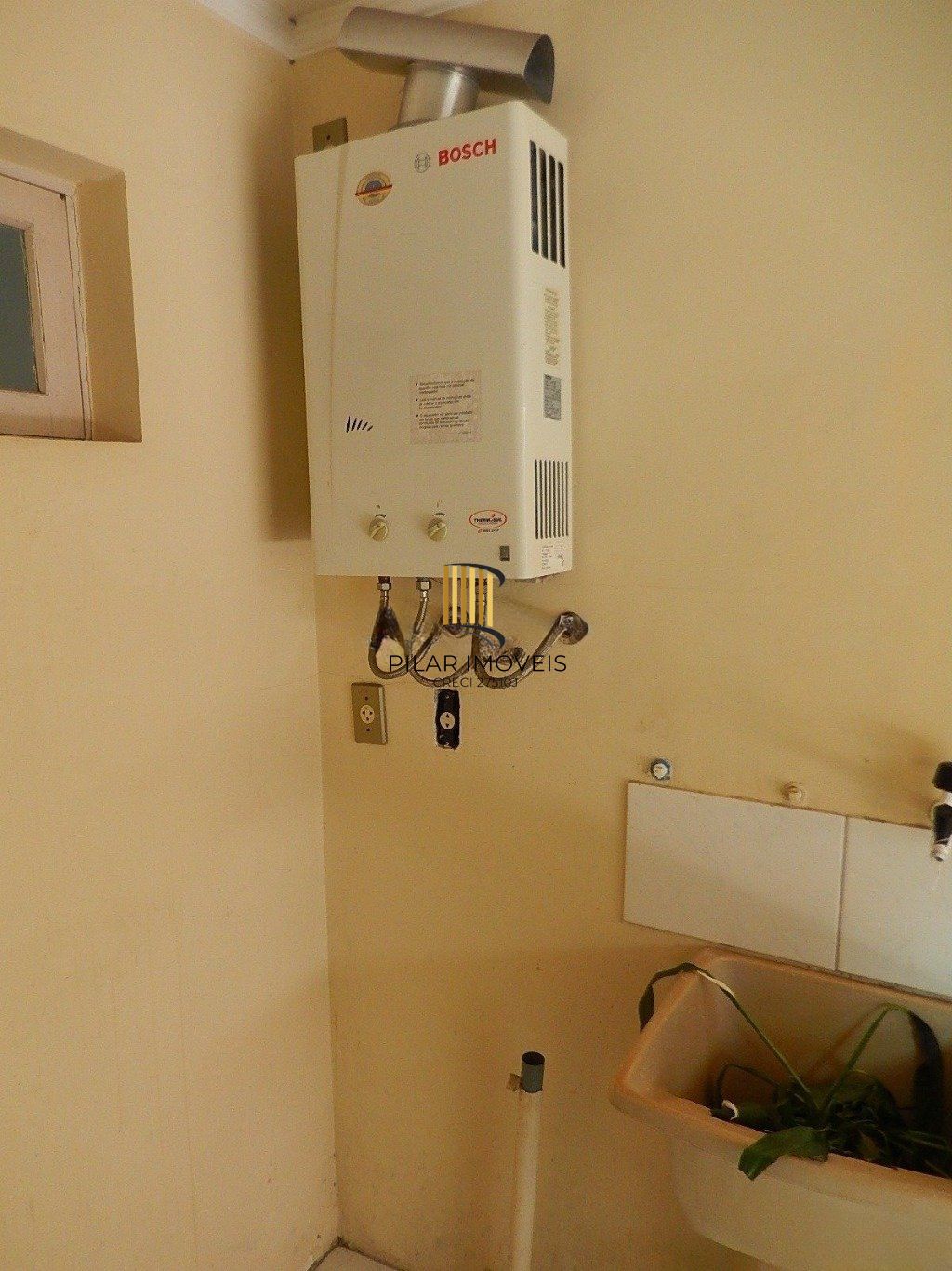 Casa em condomínio com 2 dormitórios, escada e 1 vaga de garagem.