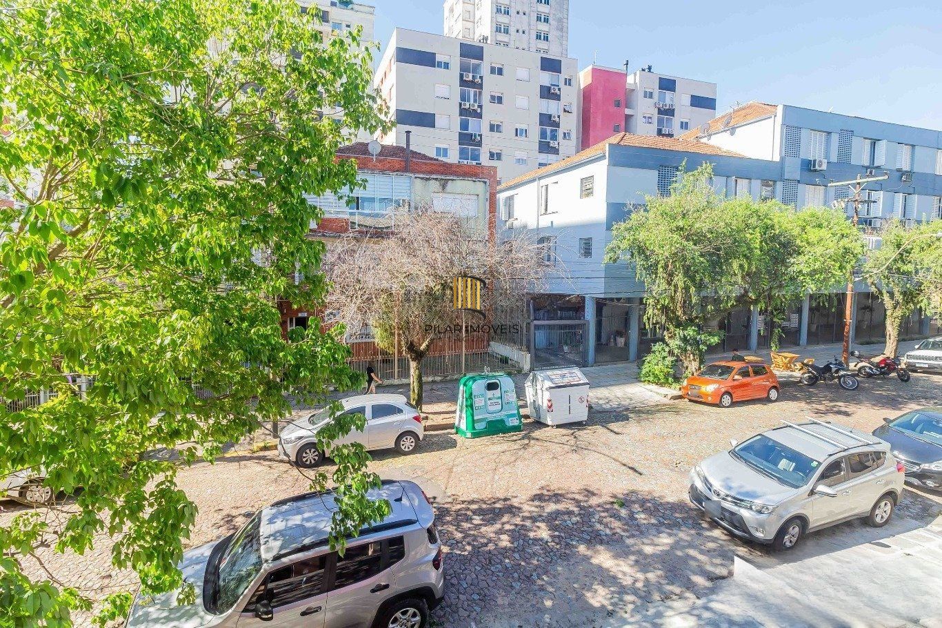 Prédio Comercial á venda com 2 salas e terraço no bairro Menino Deus