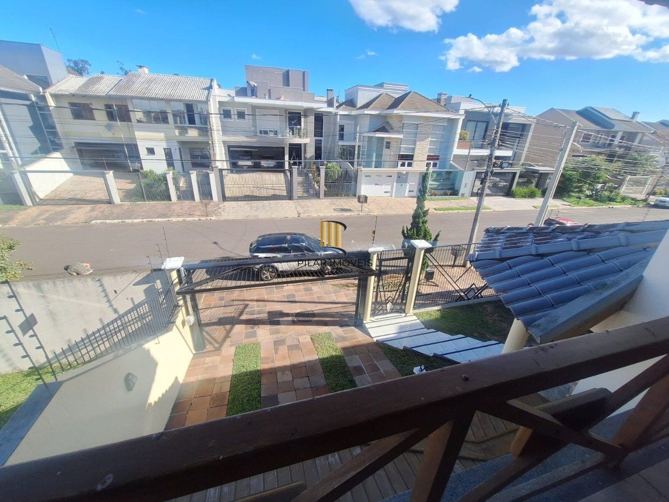 Casa 5 dormitórios, 1 suíte,  piscina e 2 vaga de garagem em Canoas.