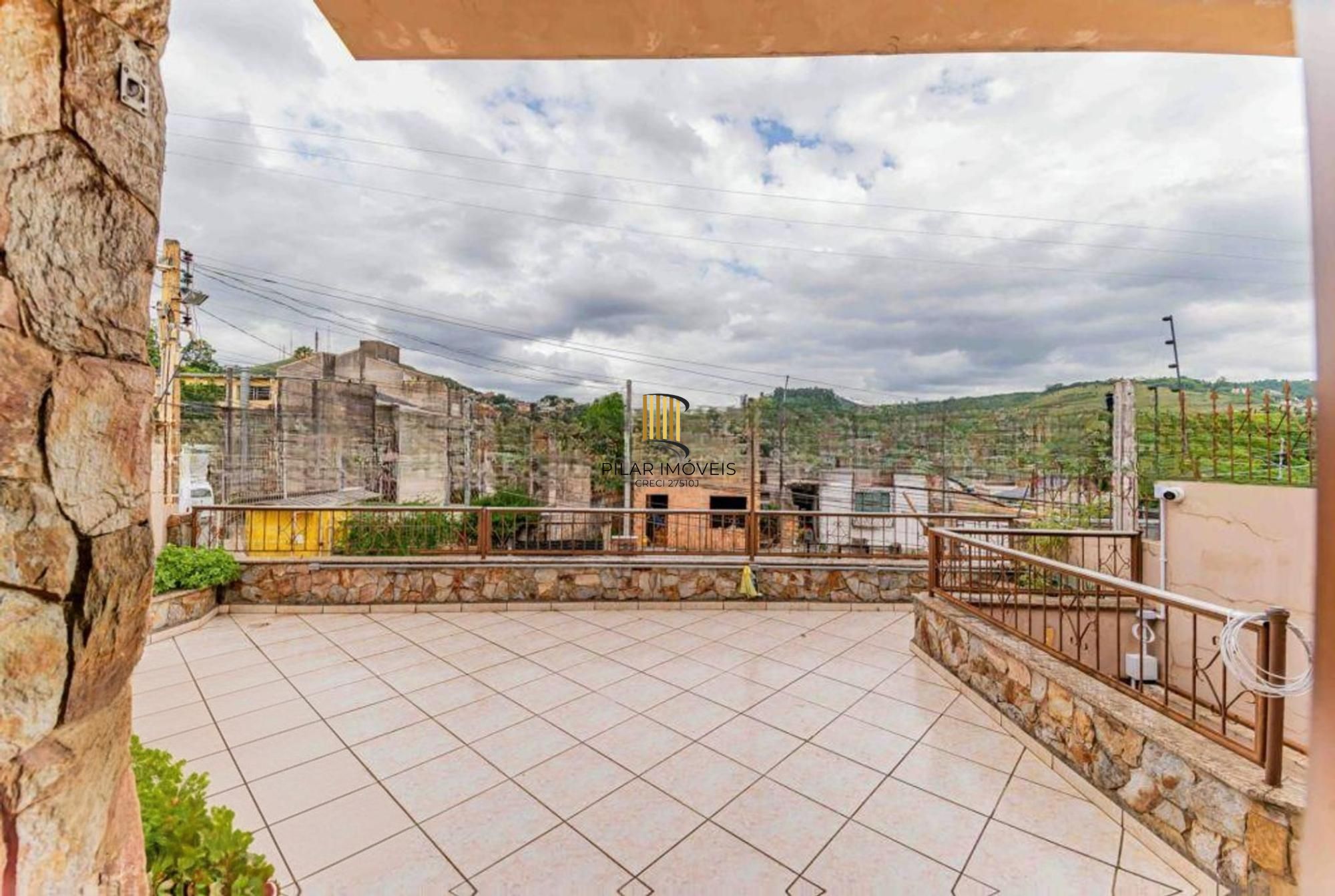 Casa de 3 quartos, churrasqueira, terraço, 2 vagas no bairro Glória.