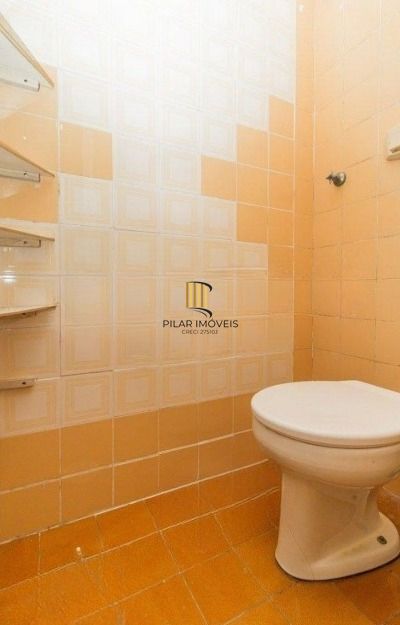 Apartamento de 2 dormitórios com sacada e 1 vaga no Petrópolis.