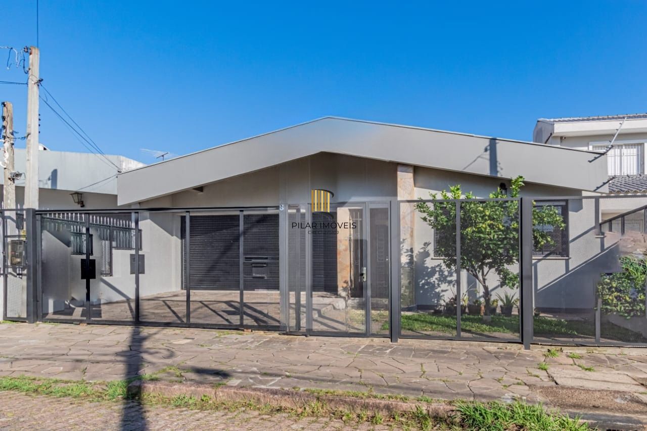 Casa com 3 dormitórios e 4 vagas no Bairro Jardim Lindóia