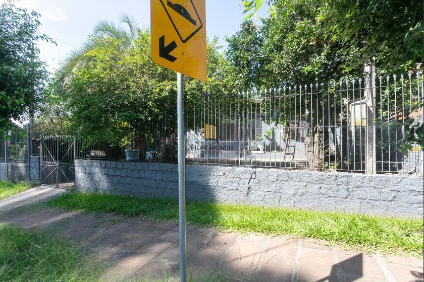 Casa com 3 dormitórios e 2 vagas no Bairro Parque dos Maias