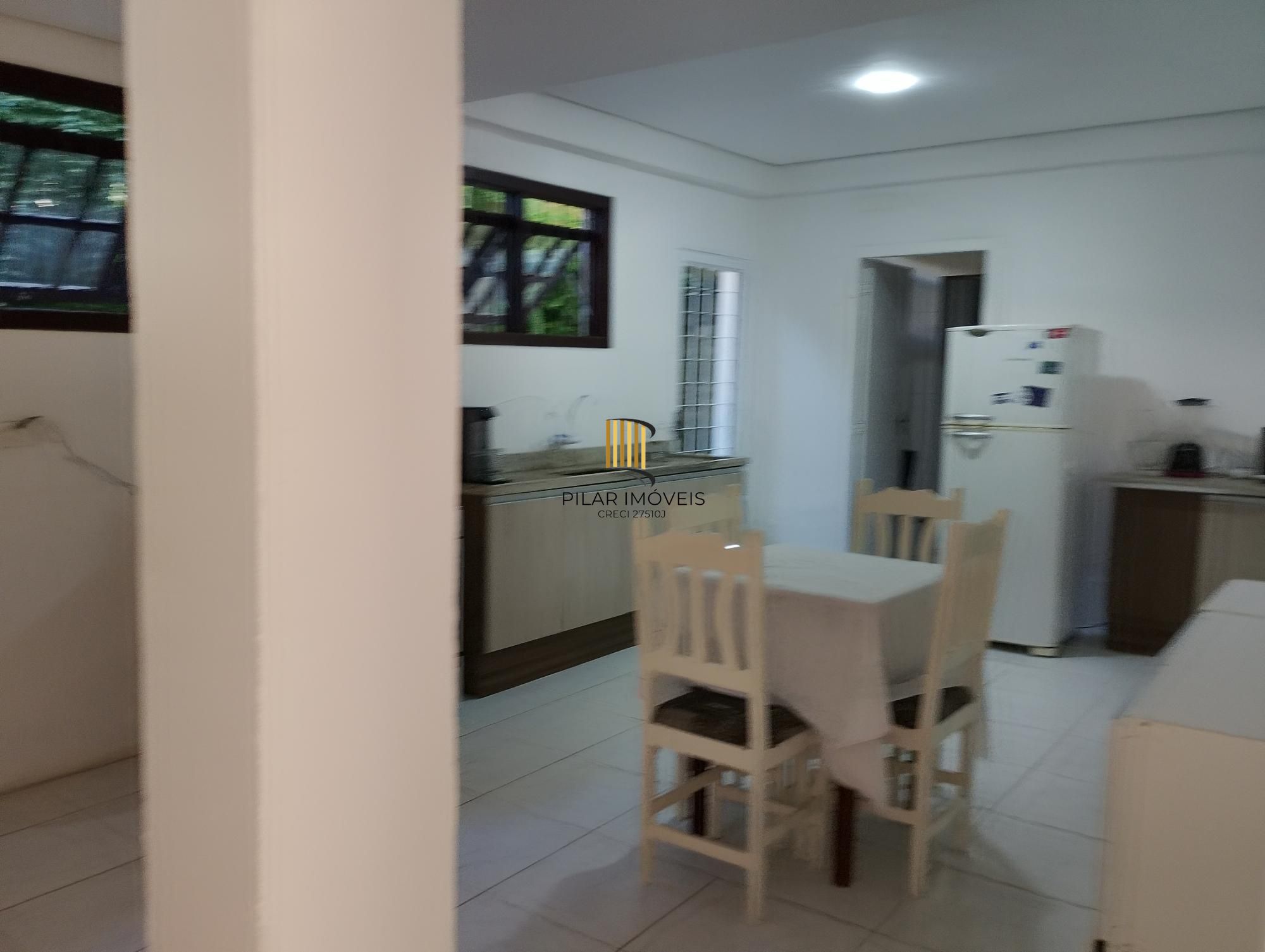 Casa com 3 quartos, 4 vagas de garagem e com pátio no bairro Parque Santa Fé