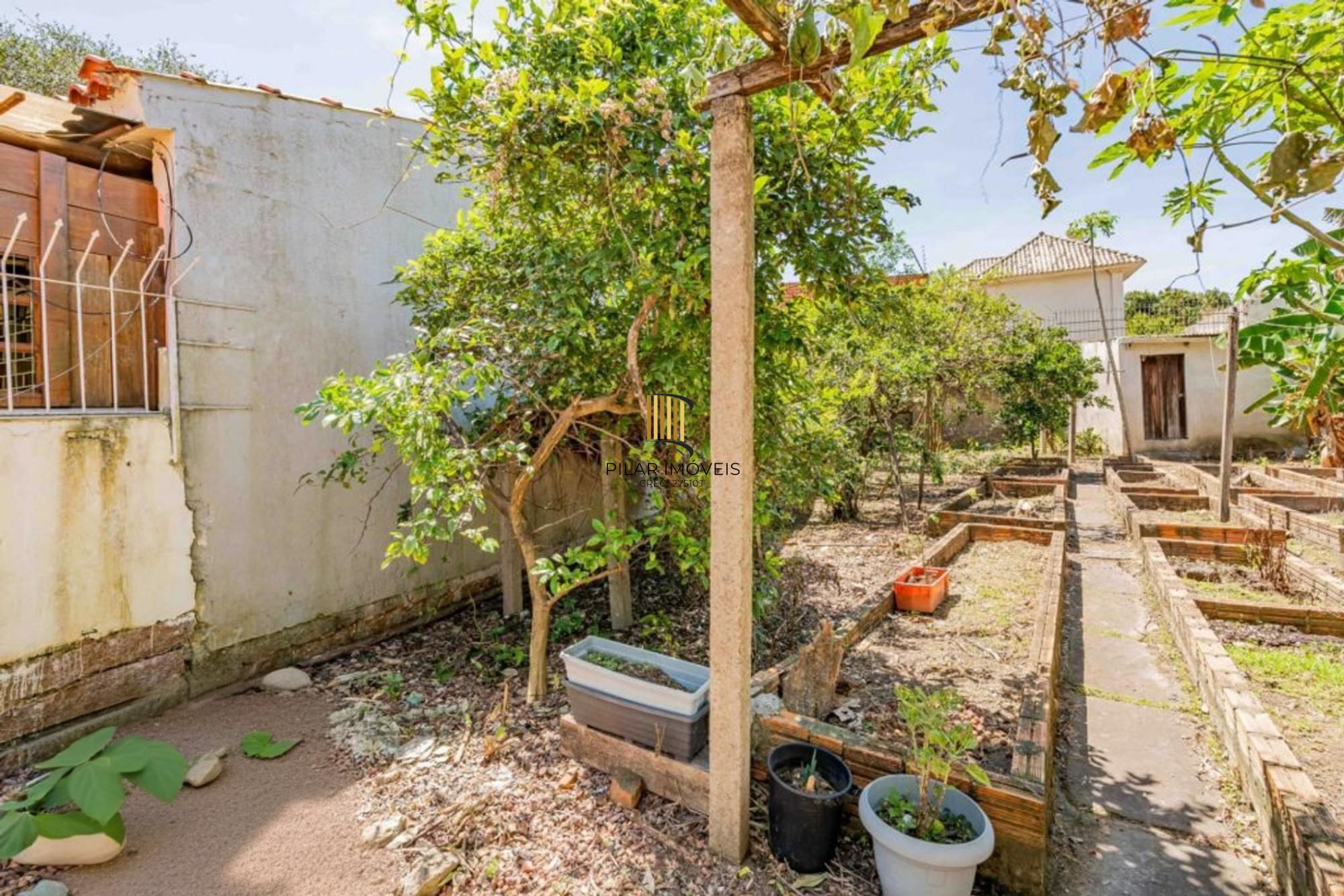 Casa de 2 quartos, 2 banheiros,pátio,churrasqueira, 7 vagas no bairro Guarujá.