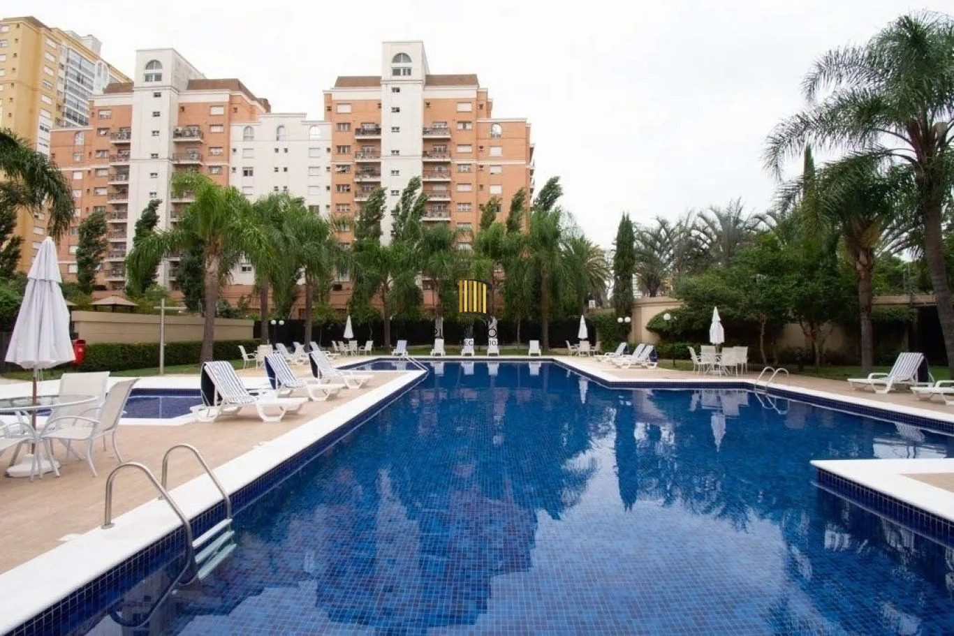 Apartamento de 2 dormitórios, 1 suíte, 2 vagas e 94m² no Jardim Europa.