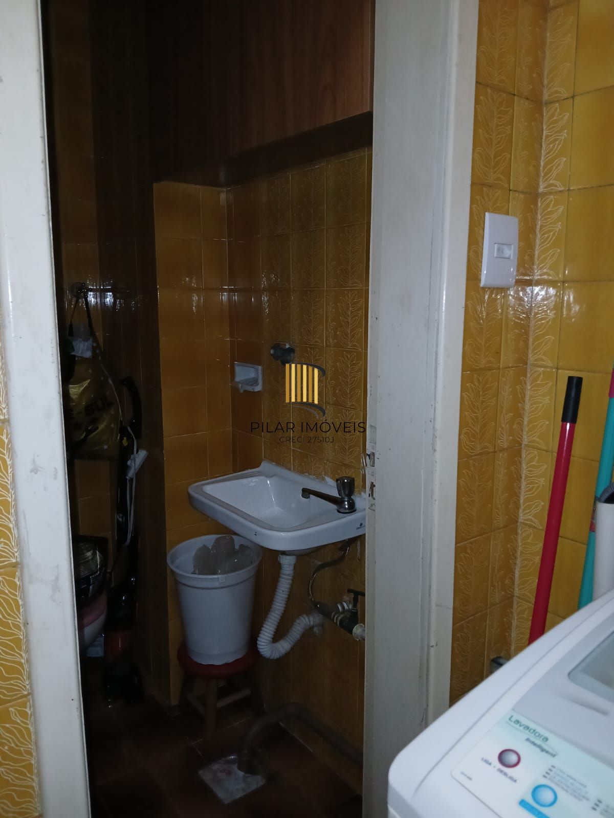 Apartamento com 2 dormitórios e 1 vaga de garagem no Bairro Floresta.