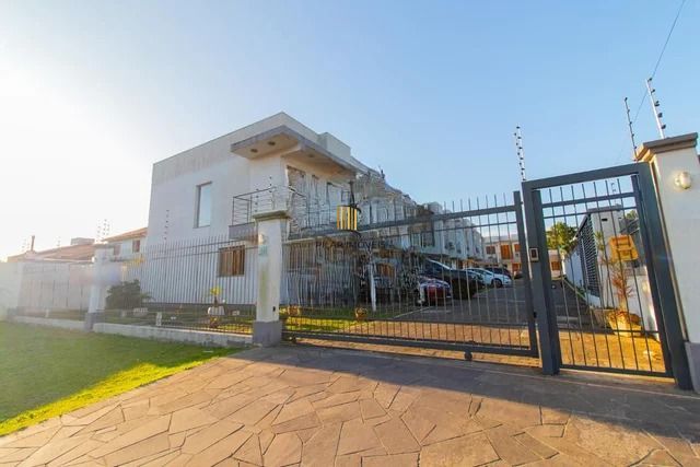 Casa com 2 quartos, 3 banheiros, pátio e churrasqueira no bairro Serraria