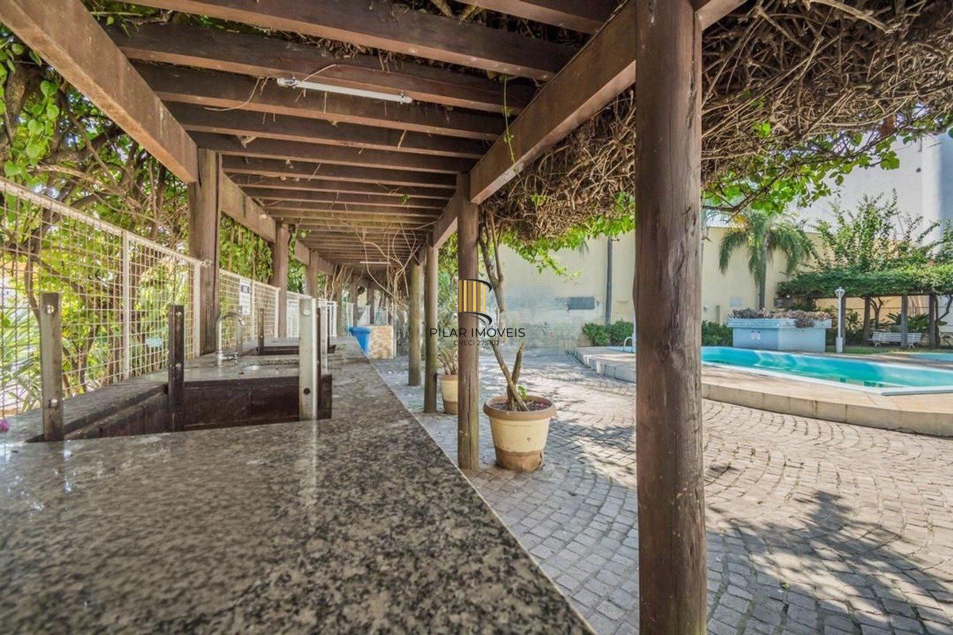 Casa em condomínio com 2 dormitórios e 2 garagem em Branco em Canoas.