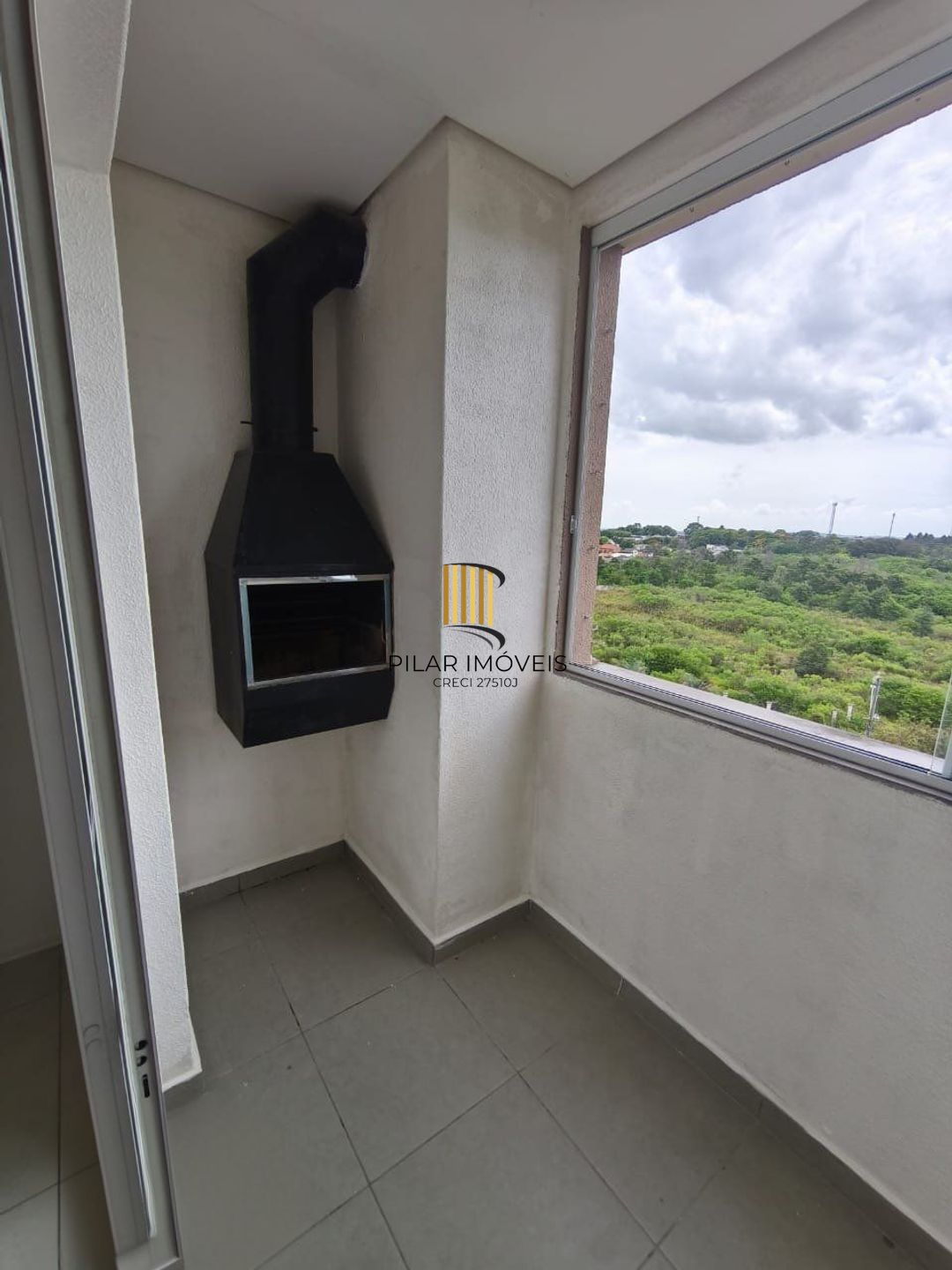 Apartamento de 2 dormitórios, elevador e 1 vaga de garagem em Canoas.