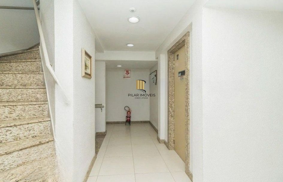Apartamento de 2 dormitórios com sacada e 1 vaga no Petrópolis.