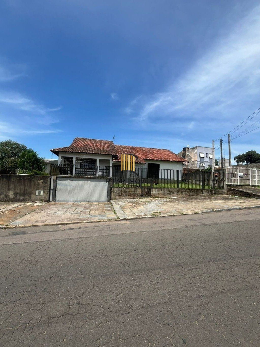 Casa de 3 dormitórios e 4 vagas de garagem em Cachoeirinha.