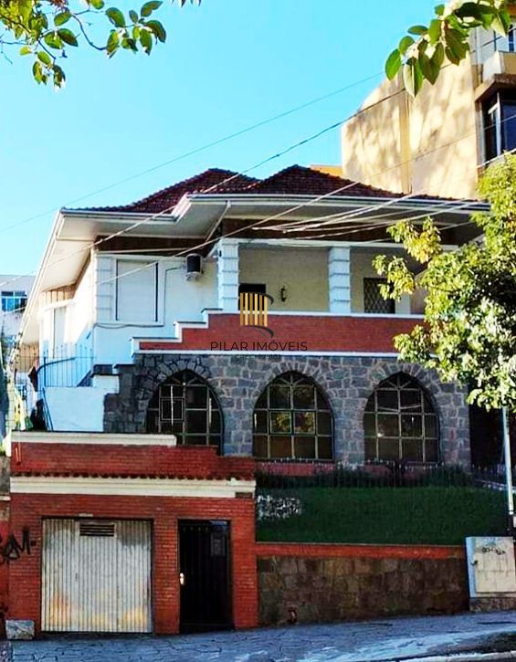 Casa com 3 quartos, 3 banheiros, vaga de garagem no bairro São João.