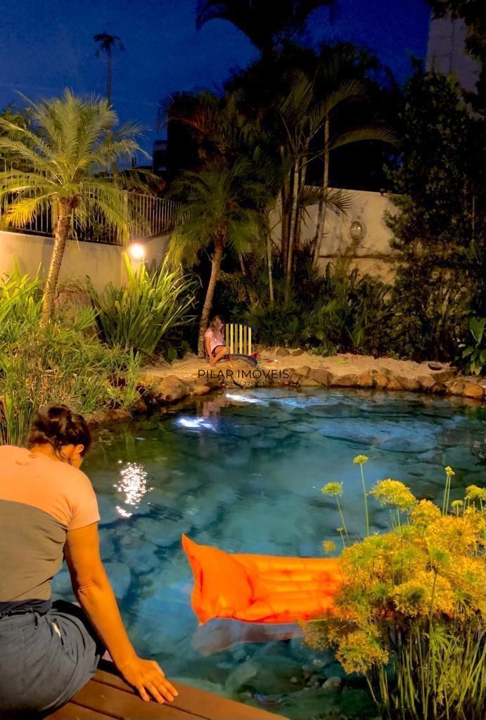 Casa de Esquina com 5 dormitórios com lago ornamental em Taquara