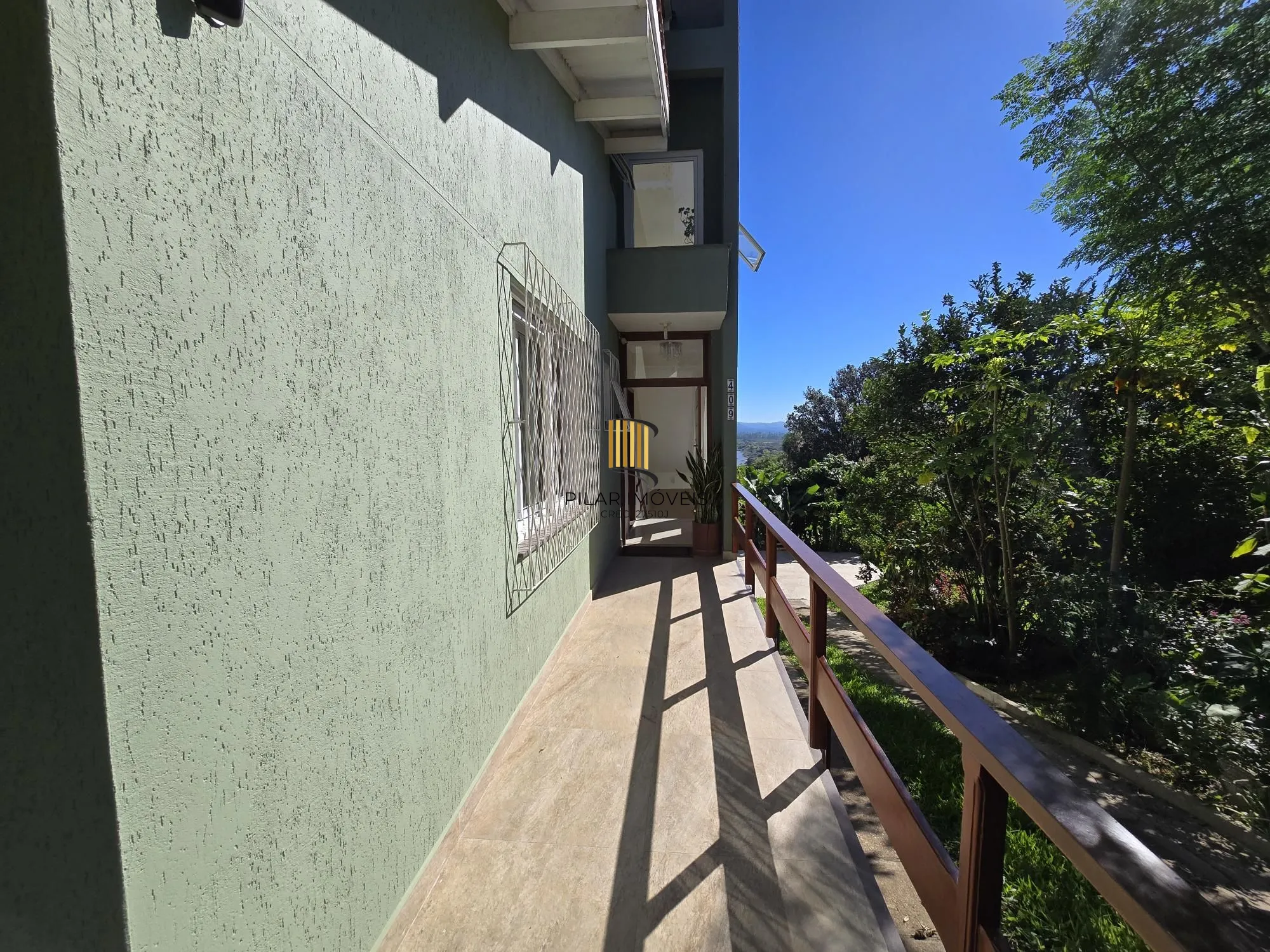 Casa 3 dormitórios, 1 suíte, 4 vagas 210 m² privativos no Belém Novo.