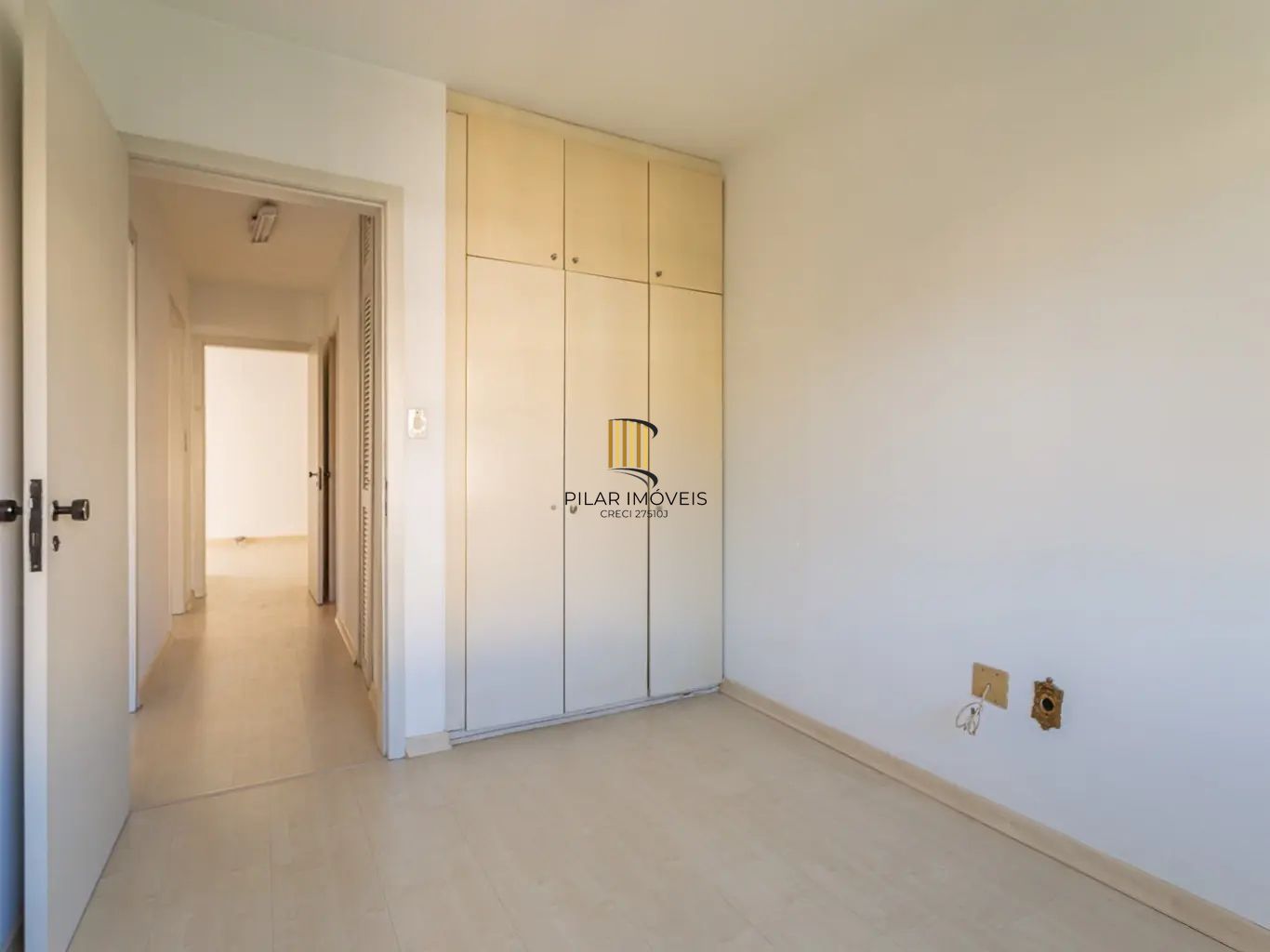 Apartamento com 3 dormitórios e 1 vaga de garagem no bairro Azenha.