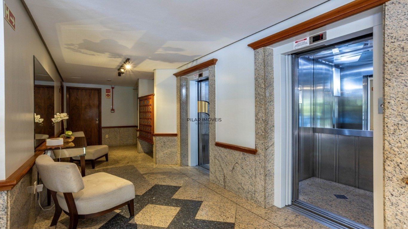 Cobertura com 3 Quartos, 1 suíte, 2 vagas e 211m²  no Petrópolis.